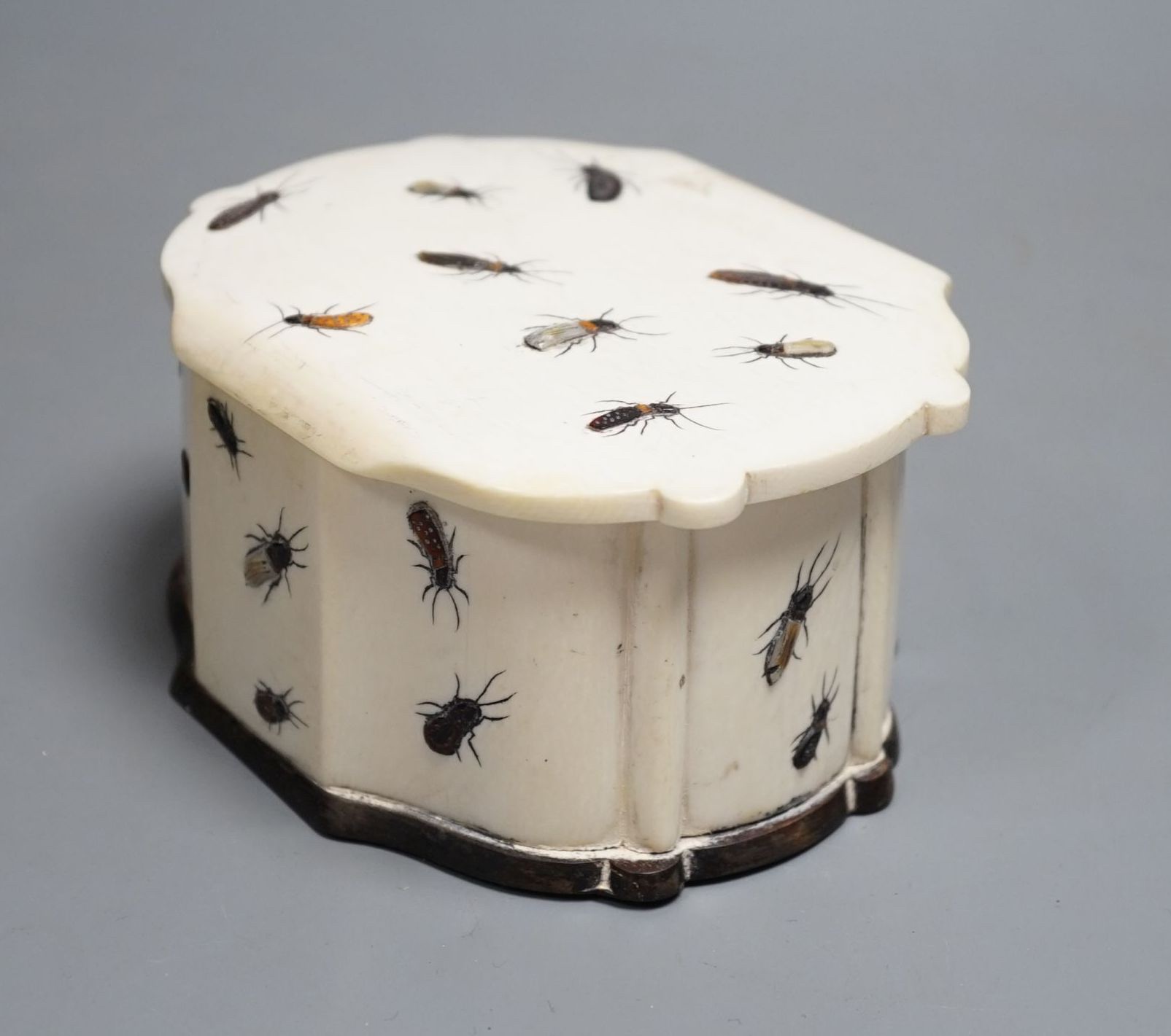 An early 20th century ivory and rosewood shibayama lidded box, 12.5cm